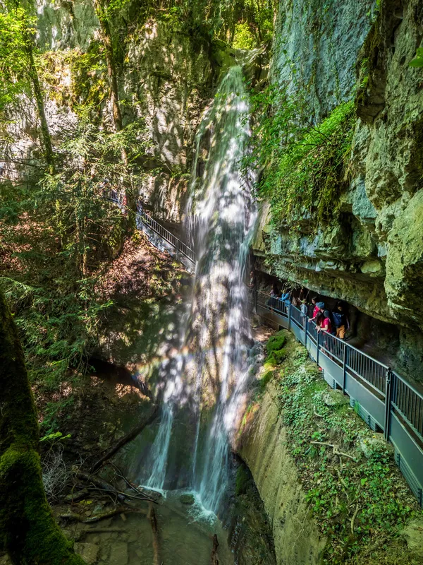 Cascade d'Angon - chute d'eau de 60 mètres en Haute-Savoie
