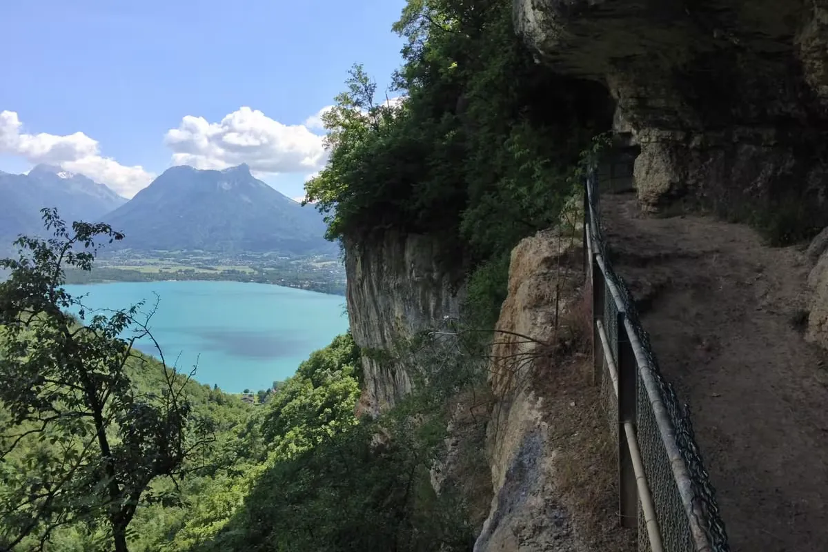 Vue montagne et lac